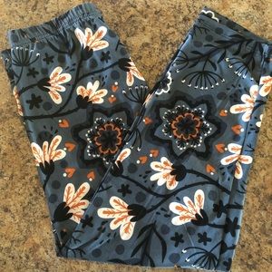 One Size Super Soft Spring Capri Leggings!!